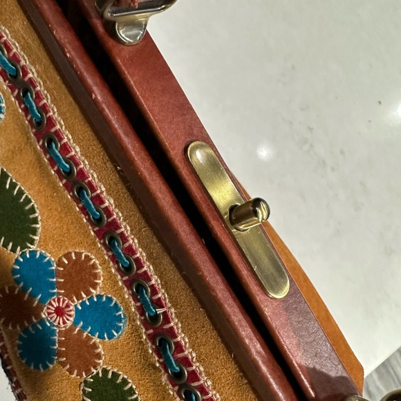 Vintage faux bag looks vintage but it’s not! - Picture 3 of 9